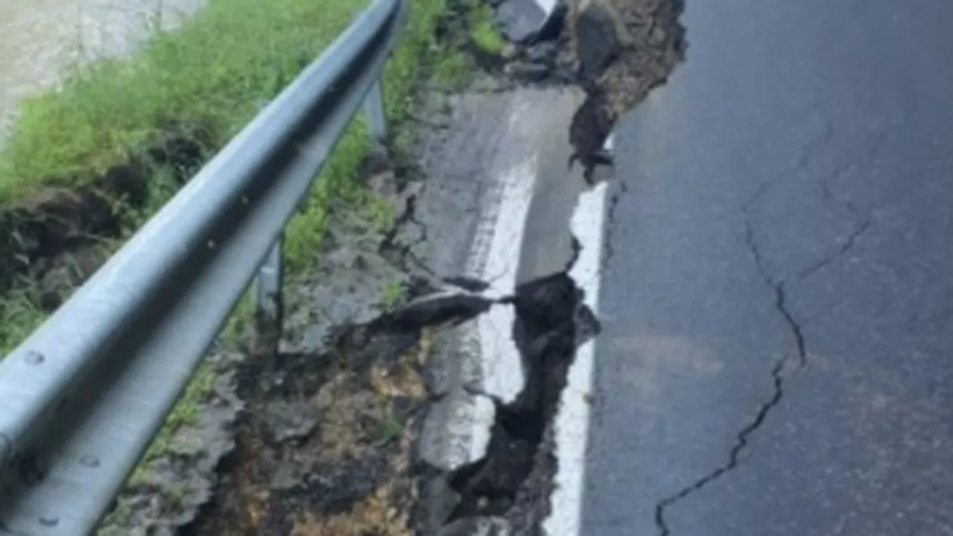 Alunecare de teren pe drumul ce leagă Brașovul de Ploiești Circulația este afectată