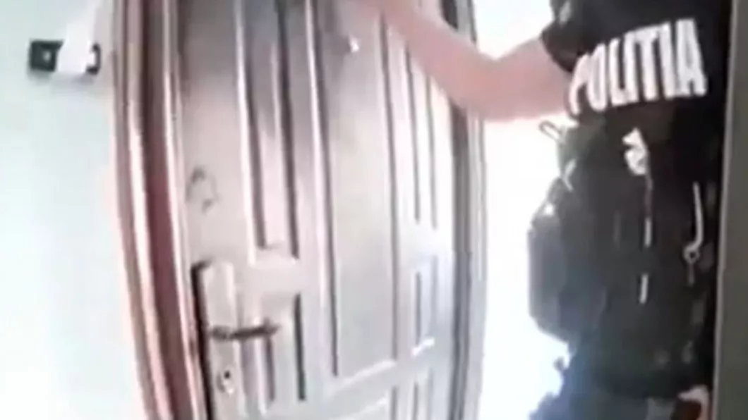 Un poliţist din Constanța înjunghiat de un tânăr de 26 ani. Momentul surprins de camera montată pe uniforma colegului - VIDEO