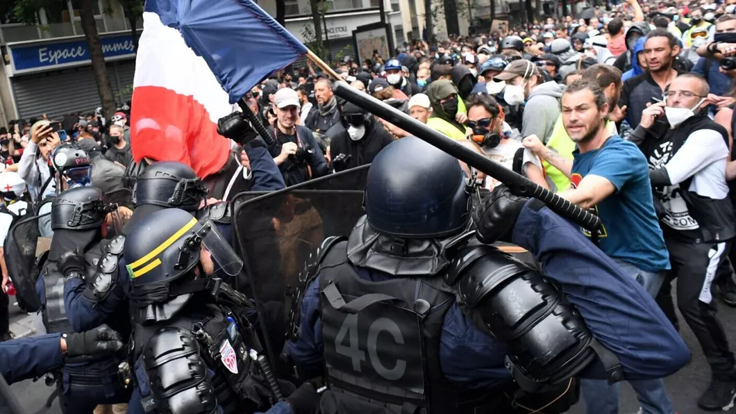 Consiliul Constitutional din Franta a validat utilizarea permisului sanitar COVID-19 în ciuda protestelor violente