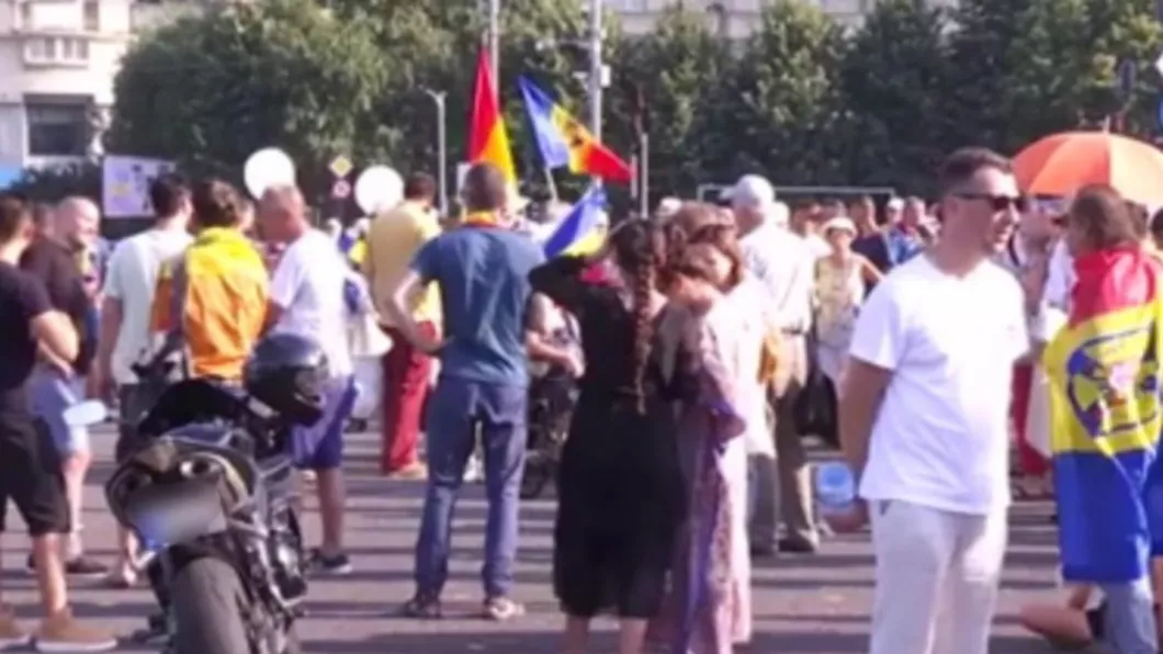 Sute de oameni protestează în Piața Victoriei. Care este motivul