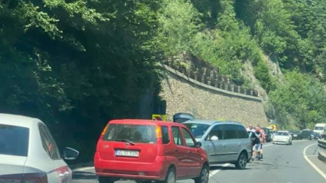 Accident grav la limita dintre județele Sibiu și Vâlcea. Au fost implicate patru mașini. Un șofer a intrat pe contrasens-FOTO
