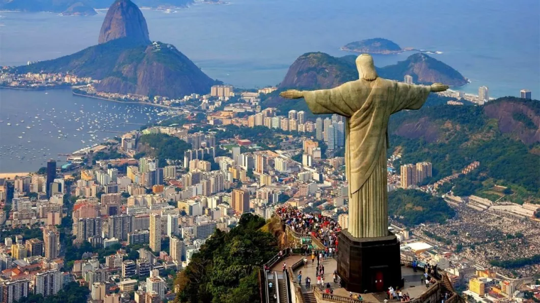 Doi francezi s-au urcat în vârful statuii Hristos Mântuitorul din Rio de Janeiro. Turiştii au fost arestaţi