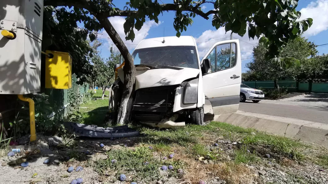 Accident rutier în Iași O persoană a fost rănită după ce un autoturism a intrat într-un copac - EXCLUSIVFOTO VIDEO