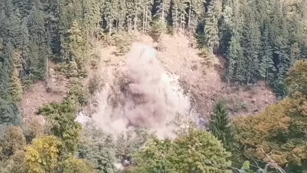 Imagini de la detonarea controlată a versantului de pe DN 17B Holda județul Suceava - Video