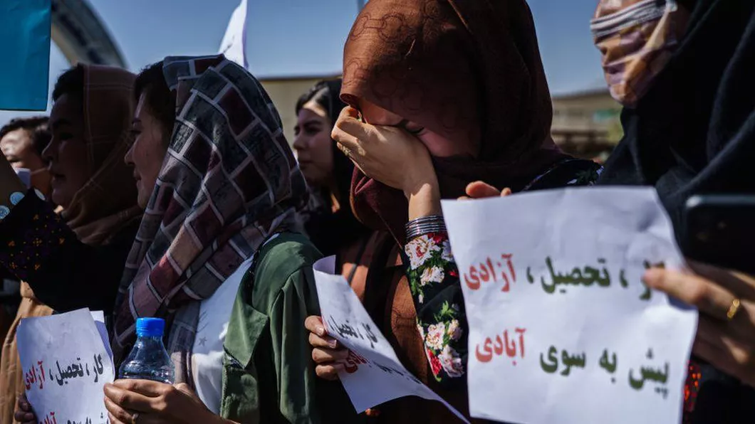 Protestatarii din Afganistan îi sfidează pe talibanii care au preluat conducerea țării Femeile cer drepturi egale cu cele ale bărbaților