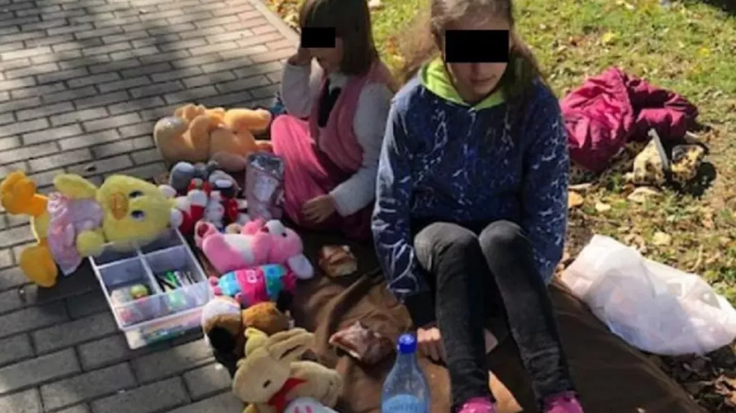 Poveste emoționantă. Două fetițe din Roman își vând jucăriile pe stradă. Care este motivul