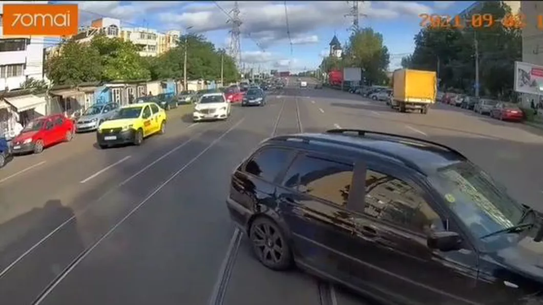 Coliziunea dintre un tramvai şi un BMW a fost filmată de un angajat CTP Șoferul a scăpat ca prin minune - FOTO VIDEO