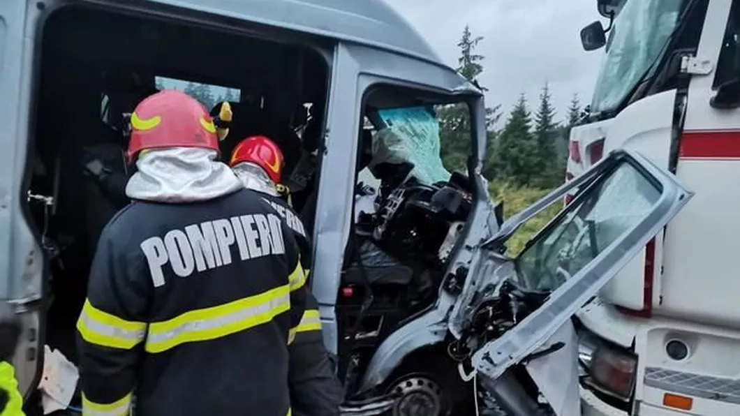 Accident rutier grav pe DN 17 județul Suceava. Un microbuz plin cu oameni a intrat într-un TIR rezultând cinci persoane rănite - FOTO