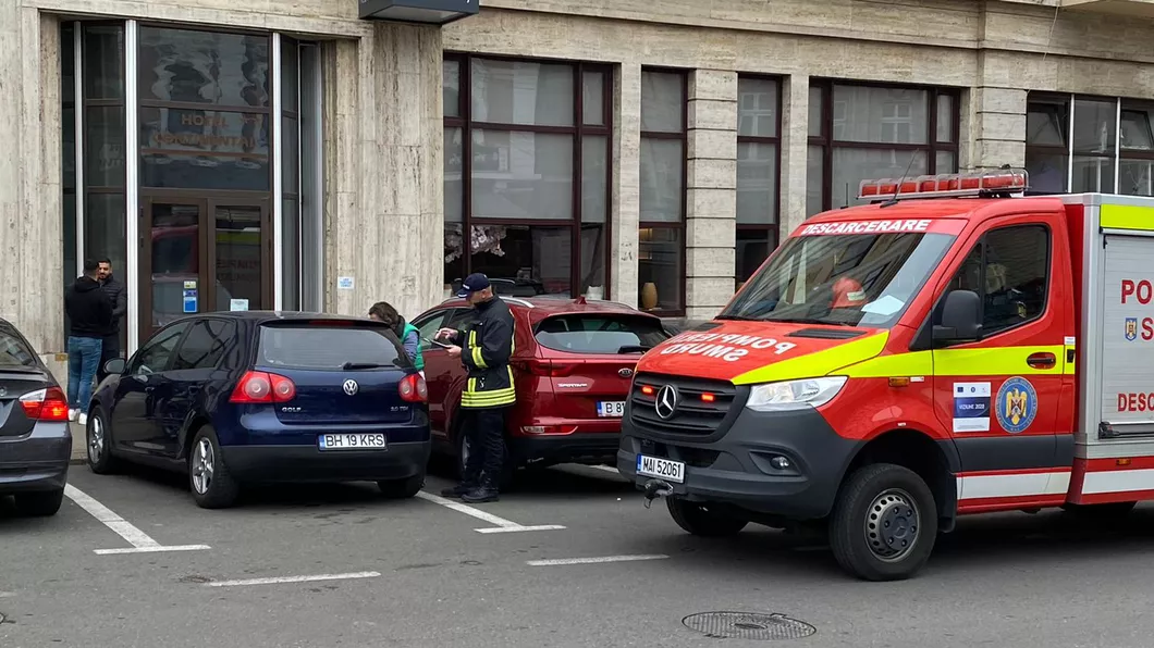 Copil blocat într-un autoturism parcat în Piaţa Unirii. Pompierii de la descarcerare au intervenit - EXCLUSIV FOTO