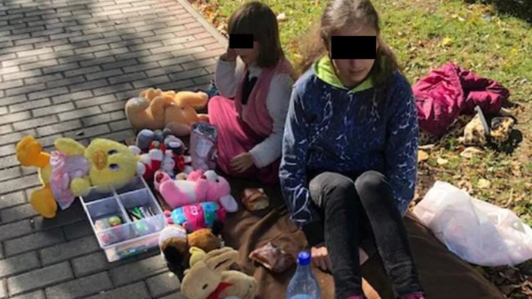 Două fetițe își vând jucăriile pentru ca părinții să își poată achita facturile la curent și întreținere N-avem încotro