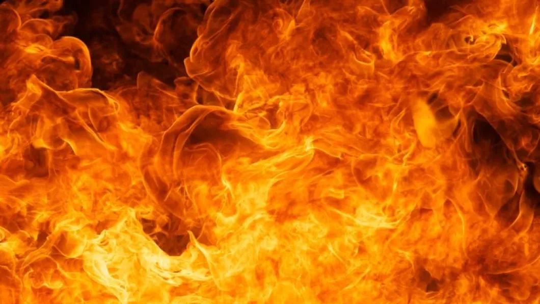 O româncă din Spania a vrut să incendieze casa unei colege de muncă dar a greșit adresa. Trei persoane au fost rănite