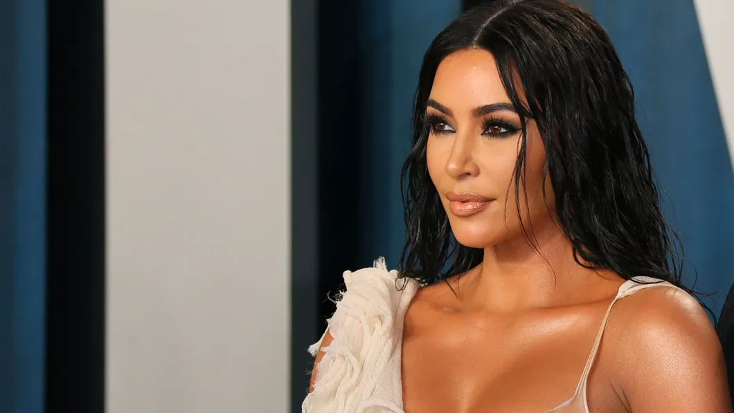Kim Kardashian apariție ireală pe străzile din oraș îmbrăcată complet în negru și cu fața acoperită