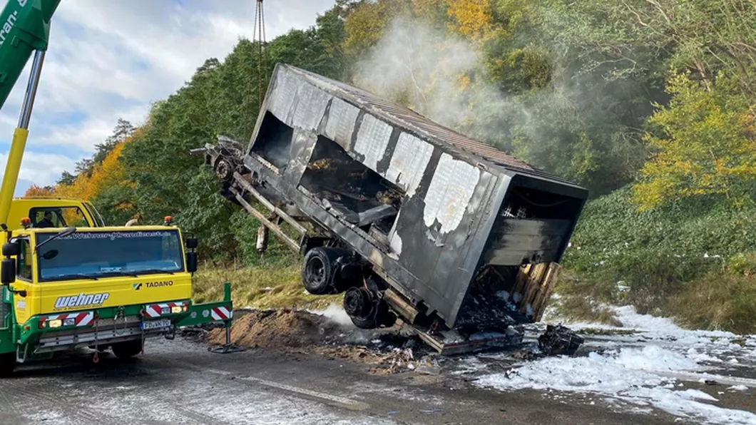 Accident devastator în Germania. Un șofer român a murit ars în cabina tirului - VIDEO