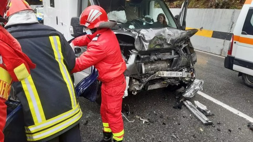 Accident teribil pe DN 1. Un copil de un an alături de mai multe persoane duse la spital