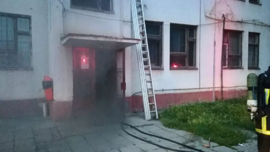 Pompierii intervin în forţa după ce de pe casa scării dintr-un bloc din municipiul Iași iese fum - UPDATE