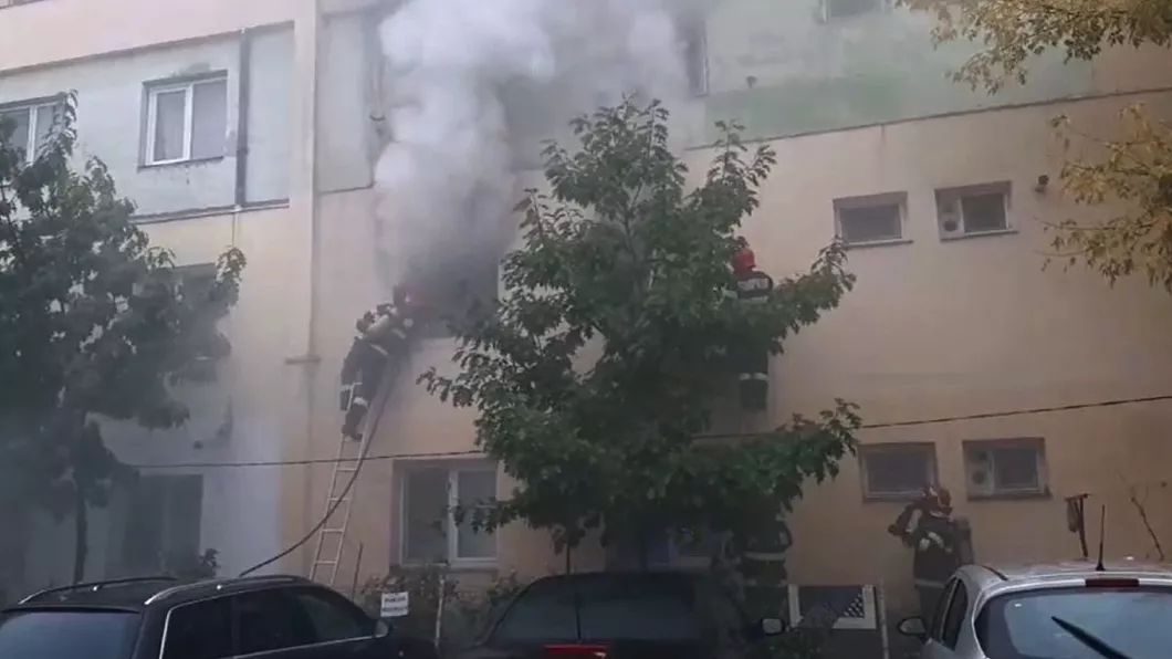 Incendiu puternic într-un bloc din Alexandria. Salvatorii au preluat 5 victime dintre care 3 au fost duse la spital