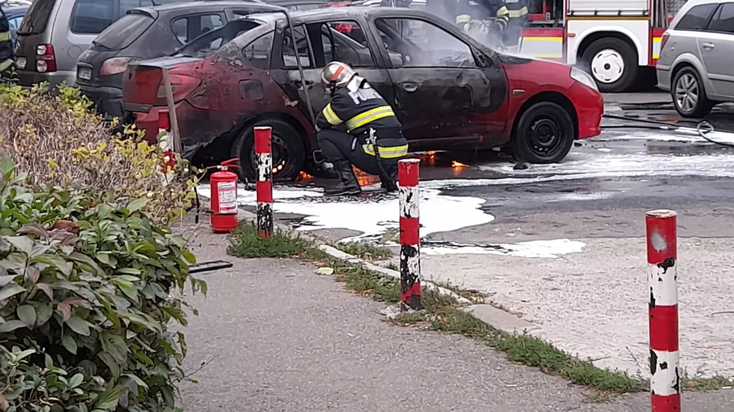 Incendiu în campusul din Tudor Vladimirescu. O maşină a fost cuprinsă de flăcări - EXLCUSIV FOTO LIVE VIDEO UPDATE