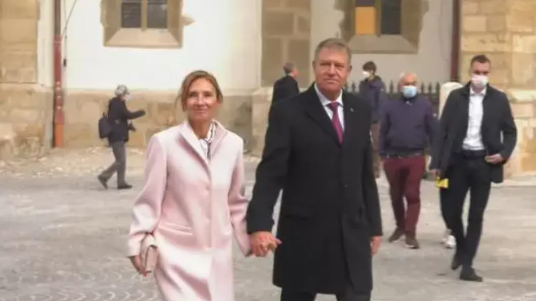 Klaus și Carmen Iohannis la inaugurare Catedralei Evanghelice din Sibiu. Cum s-a îmbrăcat Prima Doamnă la slujba de duminică