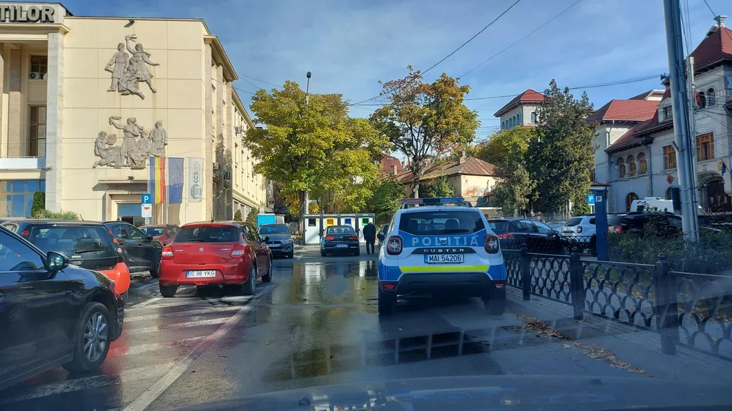 Tupeul Poliţiei din Iaşi. Maşina de gunoi nu poate trece din cauza parcării neregulamentare a unui agent