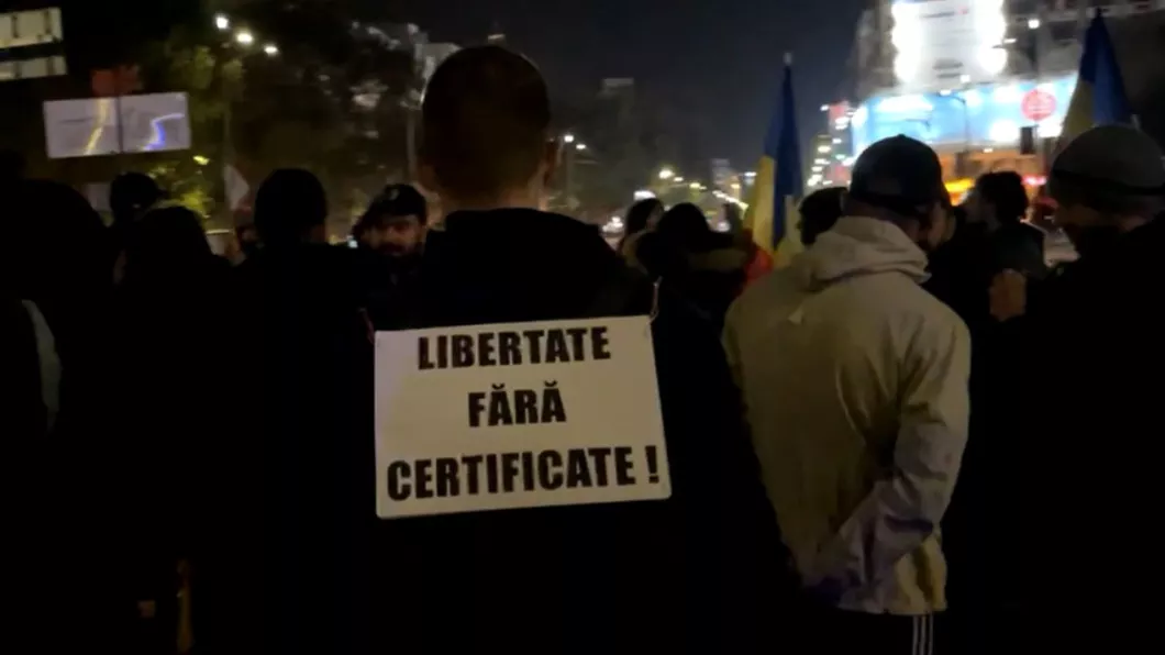 Mai multe persoane au primit amenzi după protestul anti-vaccin desfășurat în Piața Universității din București