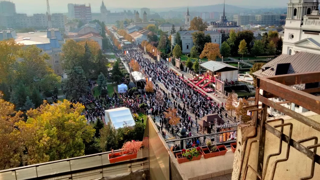 Liturghie specială de hramul Sfintei Parascheva de la Iași Toate detaliile despre organizarea slujbei de pe pietonal - GALERIE FOTO LIVE VIDEO