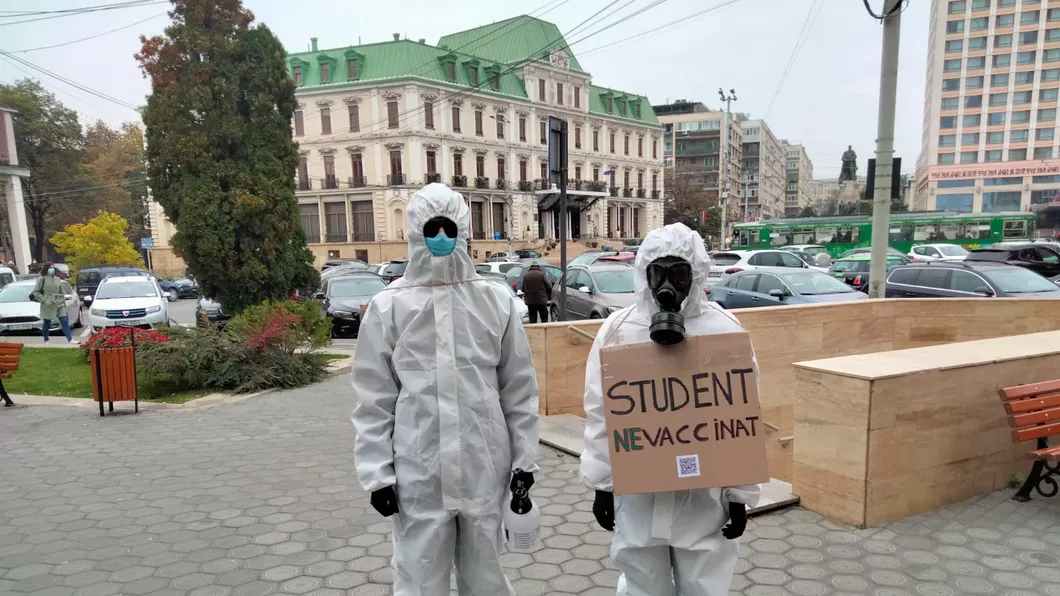 Apariţie spectaculoasă pe străzile Iaşului. Doi studenţi din Iaşi au ales o manieră originală de a protesta împotriva vaccinării anti-Covid-19 - FOTO VIDEO