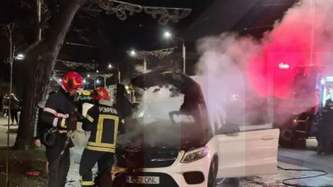 Momente de panică în Copou. Un autoturism a fost acaparat de flăcări în trafic - Exclusiv Video Galerie Foto