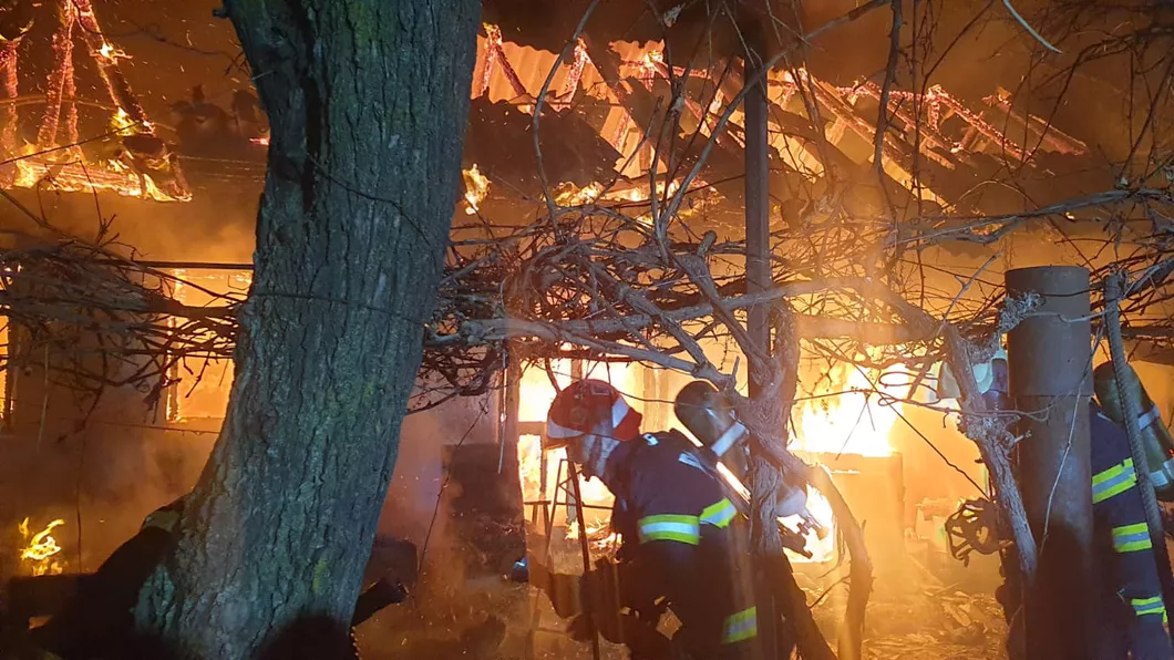 Incendiu la o casă situată în localitatea ieșeană Dorobanț. Pompierii intervin de urgență - Exclusiv Galerie Foto Video Update