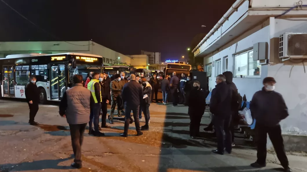 Protest spontan la Iași Niciun șofer de autobuz CTP nu mai vrea să iasă pe traseu Oamenii au mai multe cerințe - EXCLUSIV FOTO VIDEO UPDATE