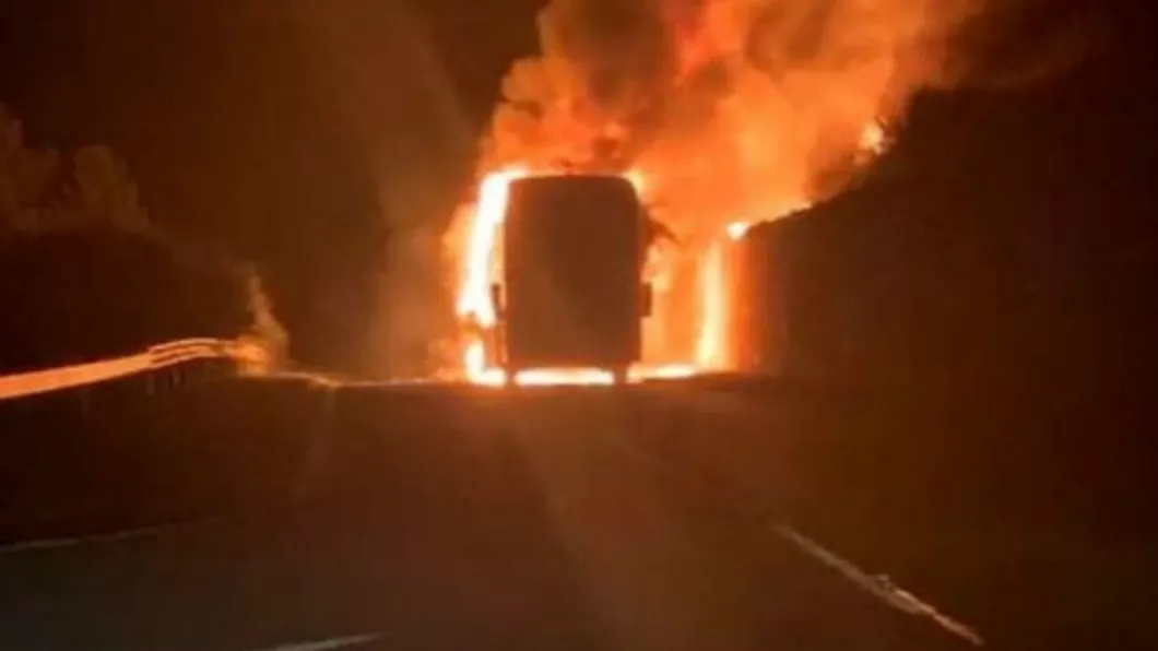 Zeci de oameni au murit după ce un autobuz a luat foc in Bulgaria - FOTO