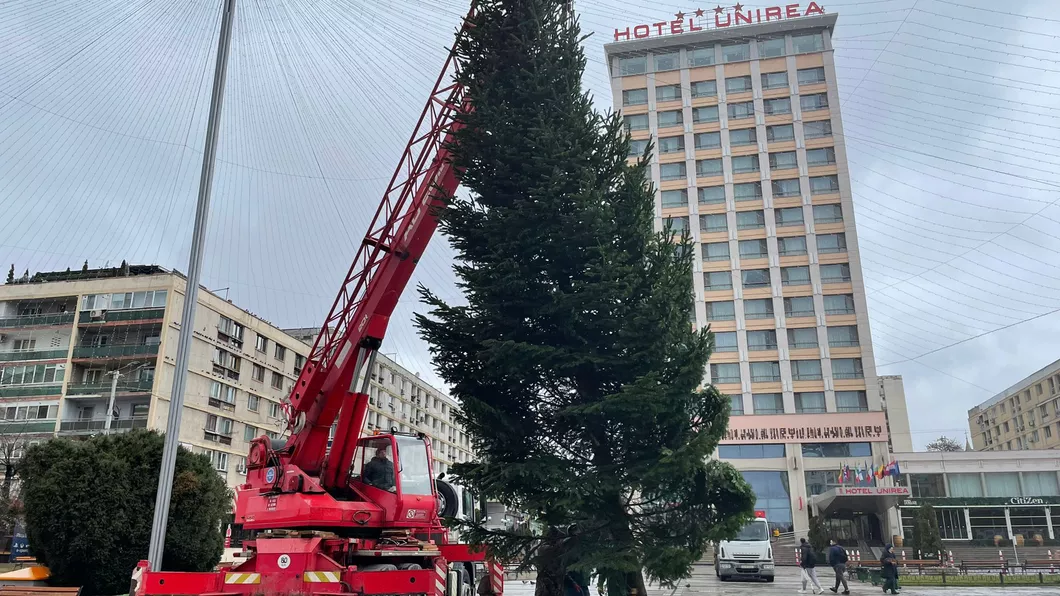 Pregătirile pentru sărbătorile de iarnă continuă la Iași. Se montează cel mai mare brad în centrul orașului - FOTO VIDEO