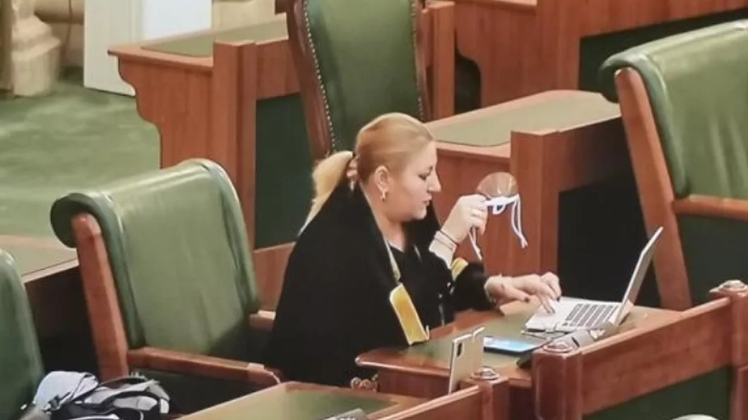 Scandal în Senat. Diana Șoșoacă senator de Iași obligată să poarte masca de protecție. Poliția a fost chemată prin 112 - VIDEO