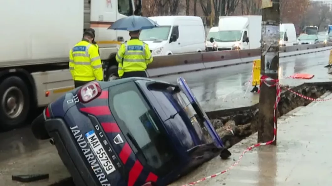 O mașină a Jandarmeriei a rămas blocată într-un șanț. Șoferul autospecialei a fost testat cu etilotestul - FOTO VIDEO