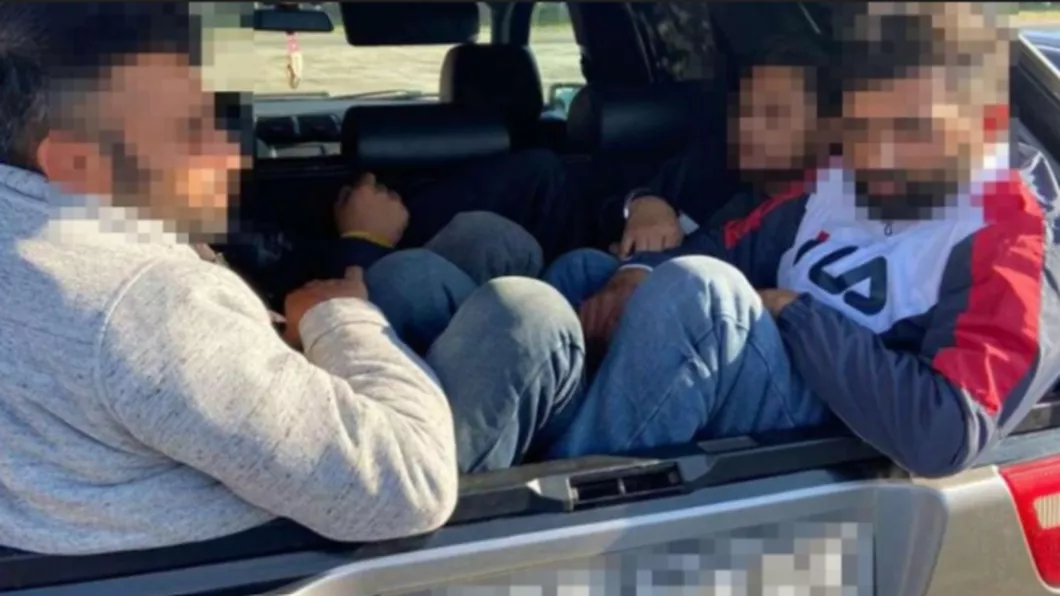 Poliţiştii au găsit 16 migranţi în garajul şoferiţei din Timiş prinsă cu opt indieni ascunşi în maşină