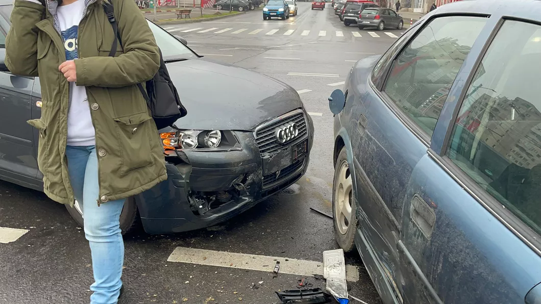 Accident rutier în zona Păcurari din municipiul Iași Două autoturisme s-au făcut praf într-o intersecţie - EXCLUSIV- FOTO