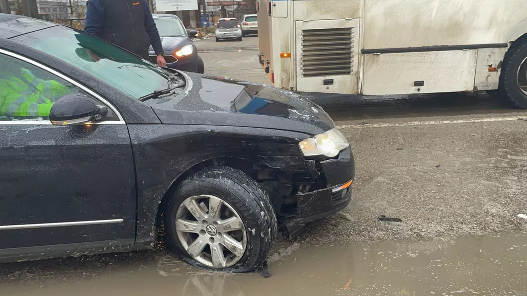 Accident rutier în zona Baza 3 din municipiul Iași Nu a acordat prioritate şi a intrat într-o altă maşină - EXCLUSIVFOTO