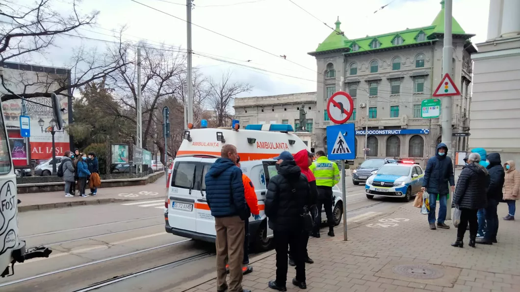 Circulația tramvaielor a fost blocată după ce un şofer a acroşat o femeie ce dorea să traverseze stradă pe trecerea de pietoni - EXCLUSIVFOTO