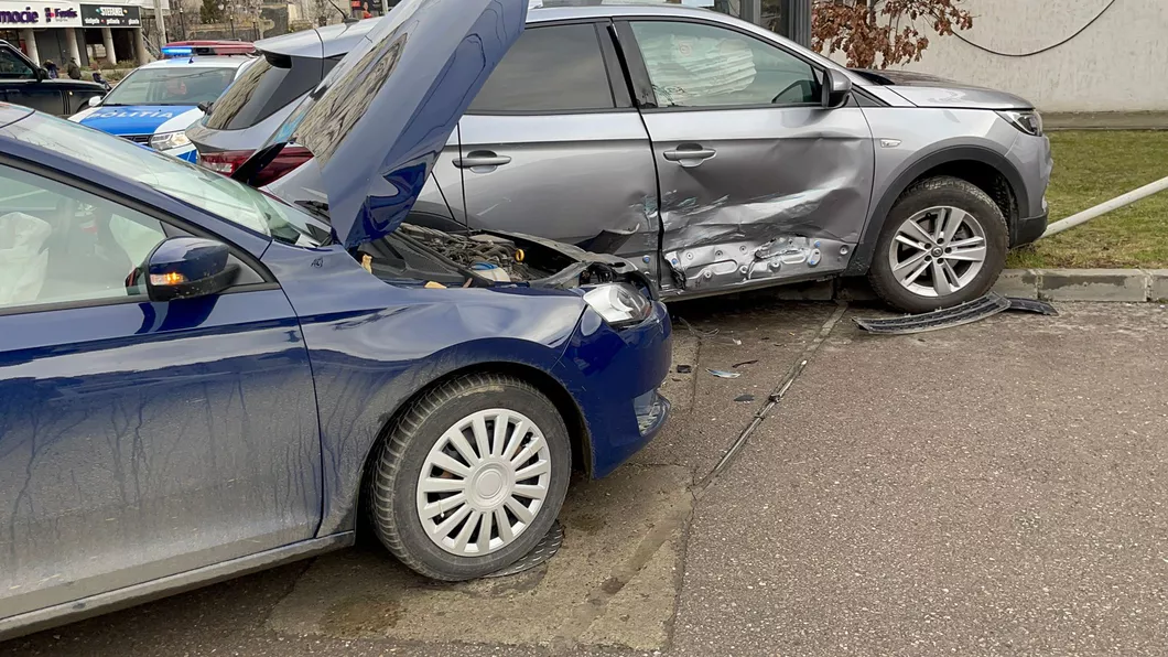Două autoturisme s-au făcut zob pe Bulevardul Independenţei. Un şofer neatent a provocat totul-EXCLUSIV FOTO VIDEO UPDATE