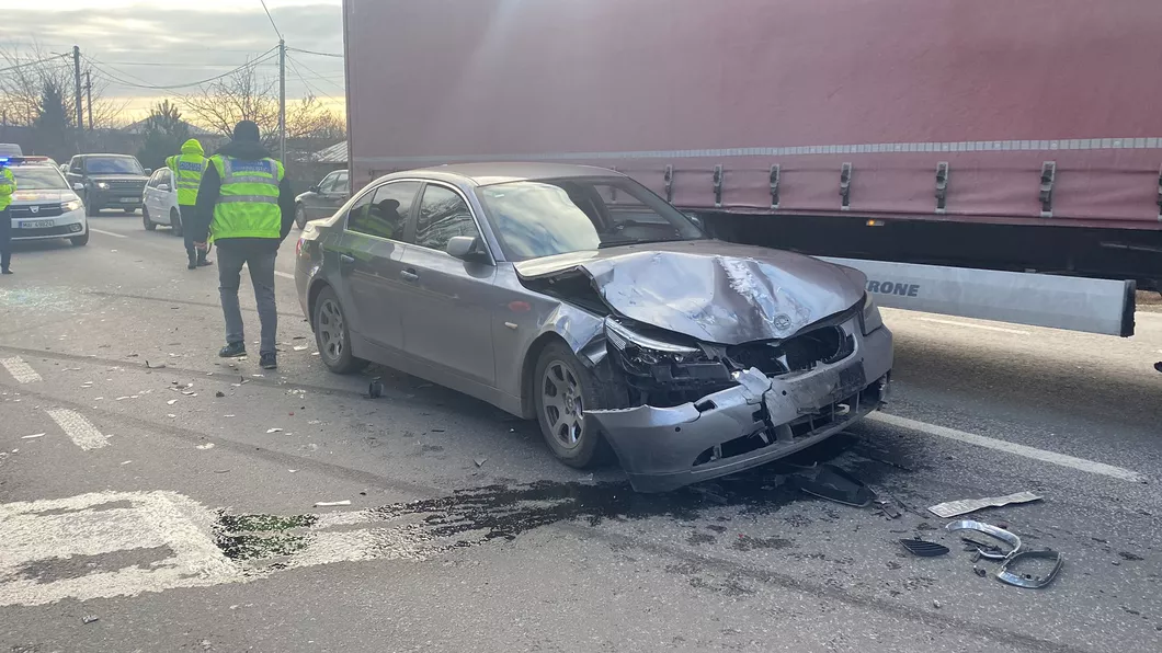 Accident rutier în Podu Iloaiei. Două persoane rănite în urma unui impact dintre un BMW și o Dacia Logan - EXCLUSIV GALERIE FOTO UPDATE VIDEO