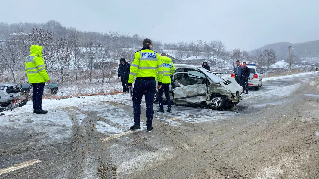 Accident grav la Popricani Două autoturisme s-au izbit violent Sunt mai multe victime iar una dintre acestea este inconştientă- EXCLUSIV FOTO LIVE UPDATE