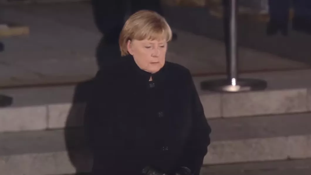 Angela Merkel și-a luat rămas bun cu ochii în lacrimi de la forțele armate înainte de a părăsi funcția de cancelar