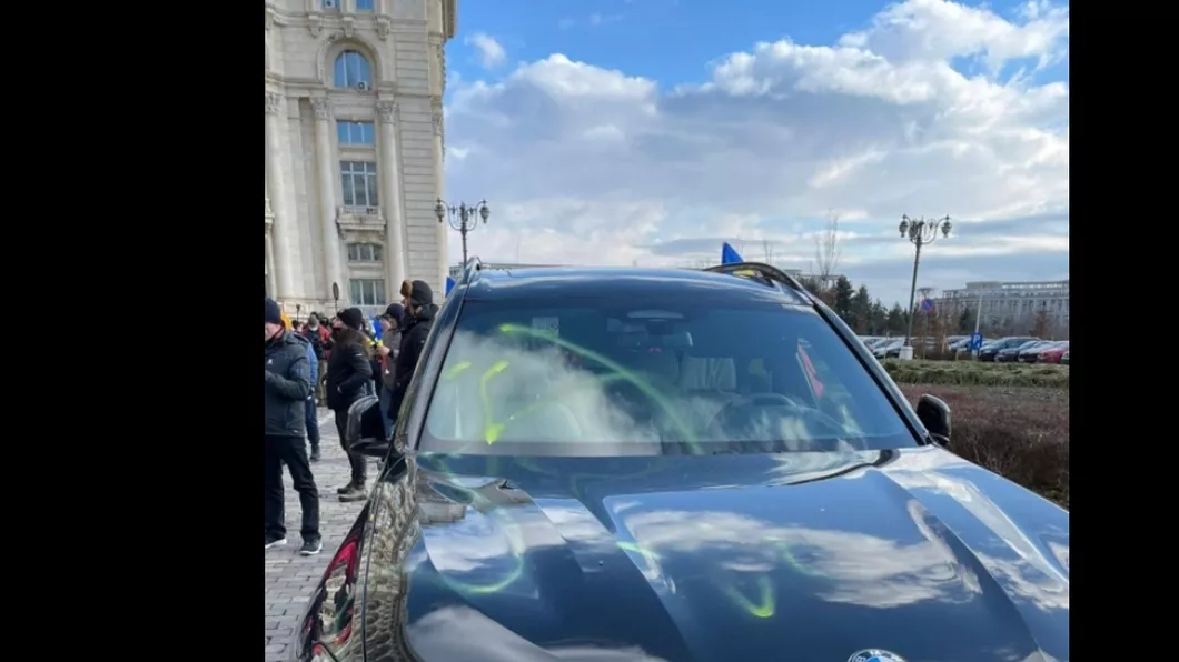 Protestatarii din București au vandalizat mașinile ambasadorilor Japoniei și SUA în România - FOTO