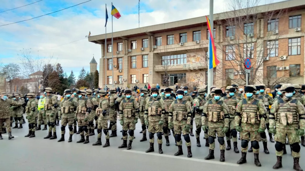 Manifestări de Ziua Națională a României lângă Palatul Culturii din Iași Scurtă defilare a militarilor - GALERIE FOTO UPDATE LIVE VIDEO