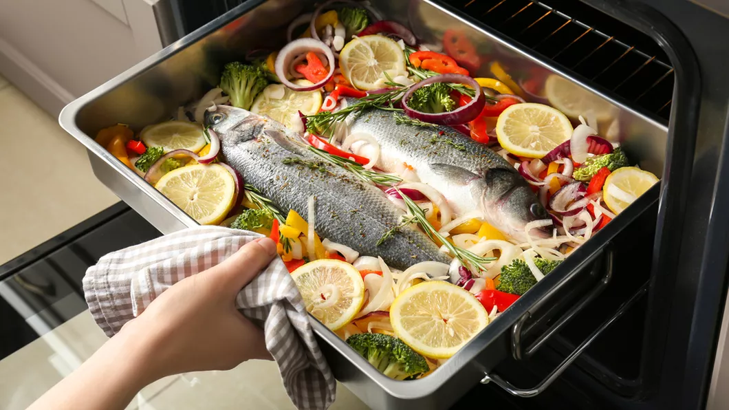 Friptură de pește la cuptor Rețetă simplă și sănătoasă ideală de pregătit pentru noaptea dintre ani