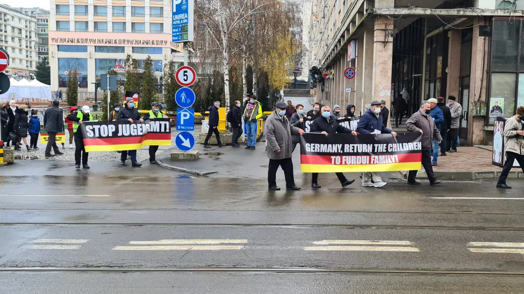 Protest la Iaşi pentru susţinerea familiei Furdui Autorităţile din Germania i-au lăsat fără cei 7 copii -FOTO VIDEO