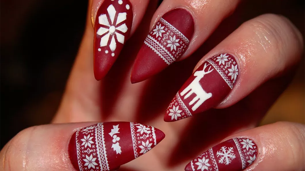 Idei de unghii roșii stiletto perfecte pentru Crăciun și Revelion. Chiar și cele mai nonconformiste femei le vor iubi