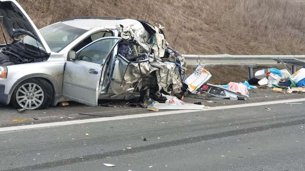 Grav accident pe A1. Mașină oprită pentru că unui pasager îi era rău izbită de un TIR - UPDATE