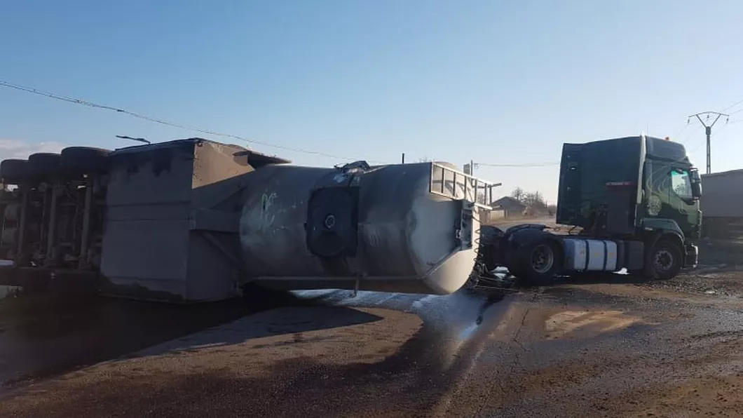 Cisternă încărcată cu motorină răsturnată pe un drum județean din Brăila