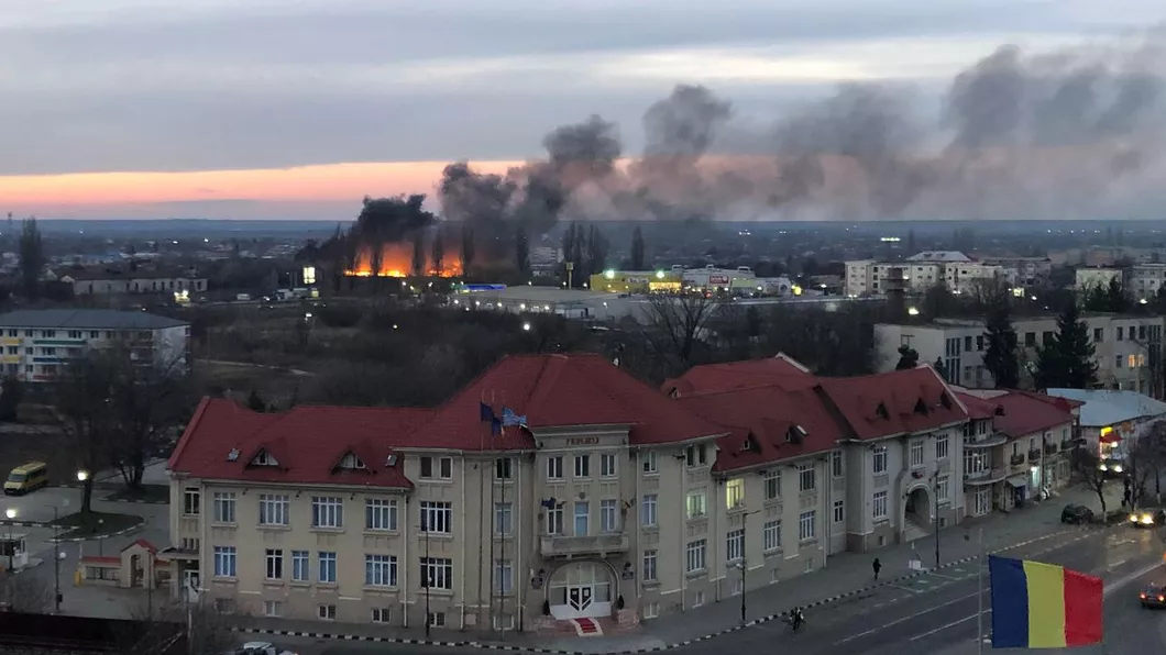 Incendiu de proporții în orașul Giurgiu. Flăcările au cuprins vegetația uscată și izolația țevilor de căldură