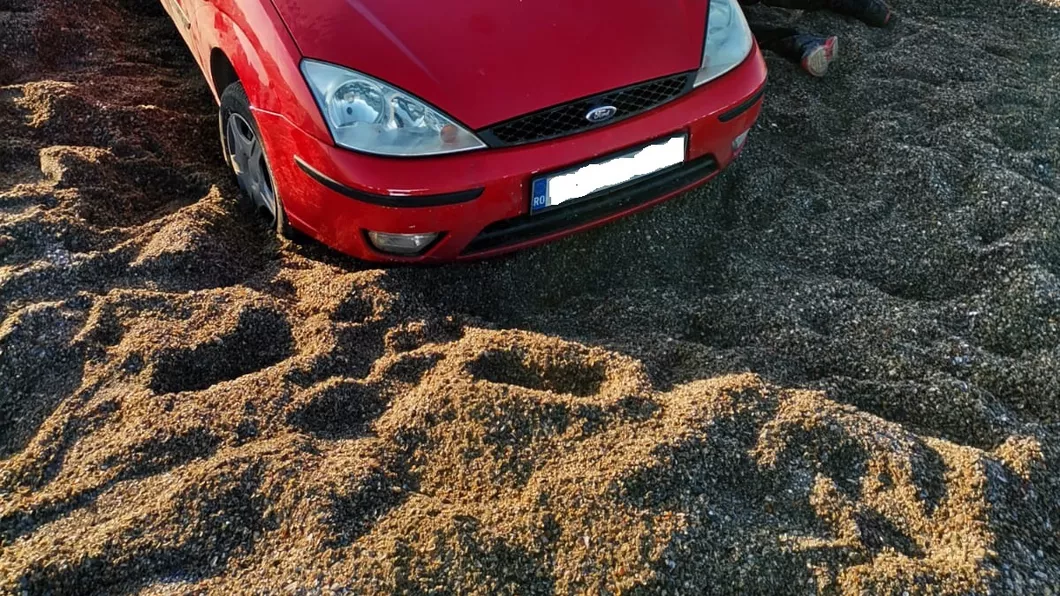 Un șofer a fost amendat cu 10.000 de lei după ce a rămas blocat cu mașina pe plajă în Constanța - FOTO
